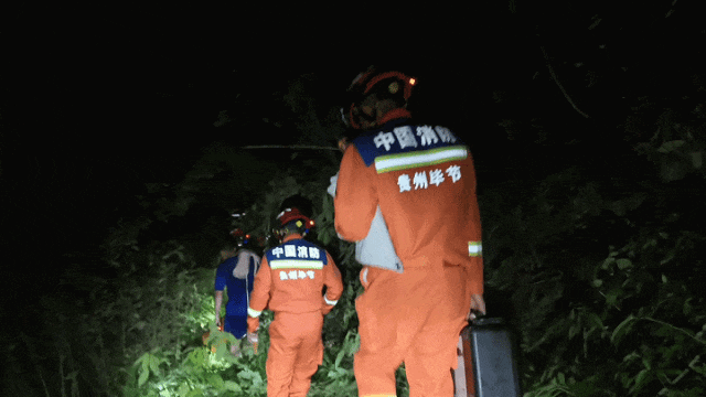 “驴友”组队景区徒步迷路 消防深夜3小时成功营救