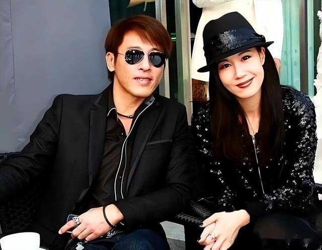 夫妻俩为了不变老，坚持26年不吃肉不生子，如今54岁近照不敢认