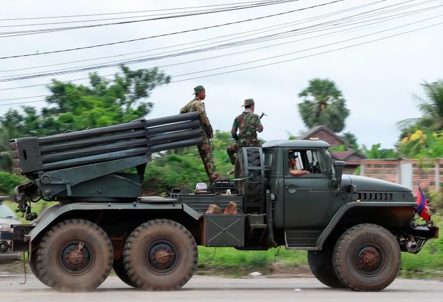 泰柬又突然打起来了！这以次洪森克制，害怕泰军把柬埔寨彻底打服？对外释放信号非同寻常