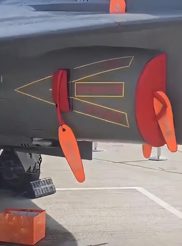 印度战机又“爆雷”，迪拜航展漏油，用手提袋救场，难掩军工隐患