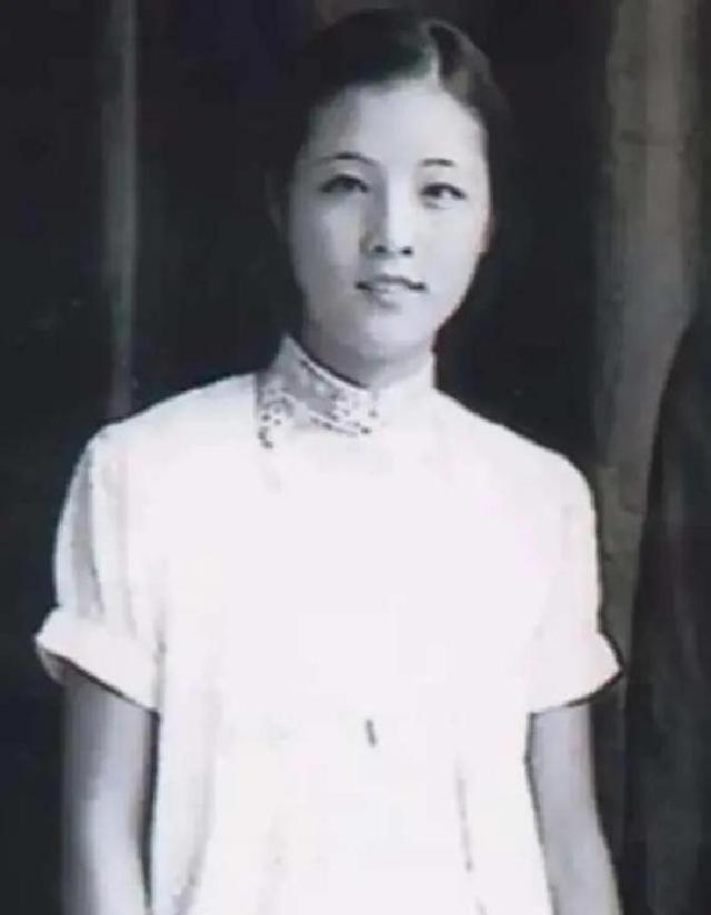 17岁嫁54岁将军，婚后32年怀孕16次，死后葬在八宝山，她是谁？