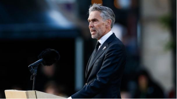 荷兰记者问首相：你认为荷兰的行为愚蠢吗，看看他怎么说？