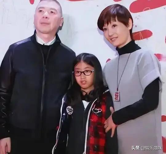 徐帆做梦也没料到!丁克了大半辈子,19岁的养女却和冯小刚很像