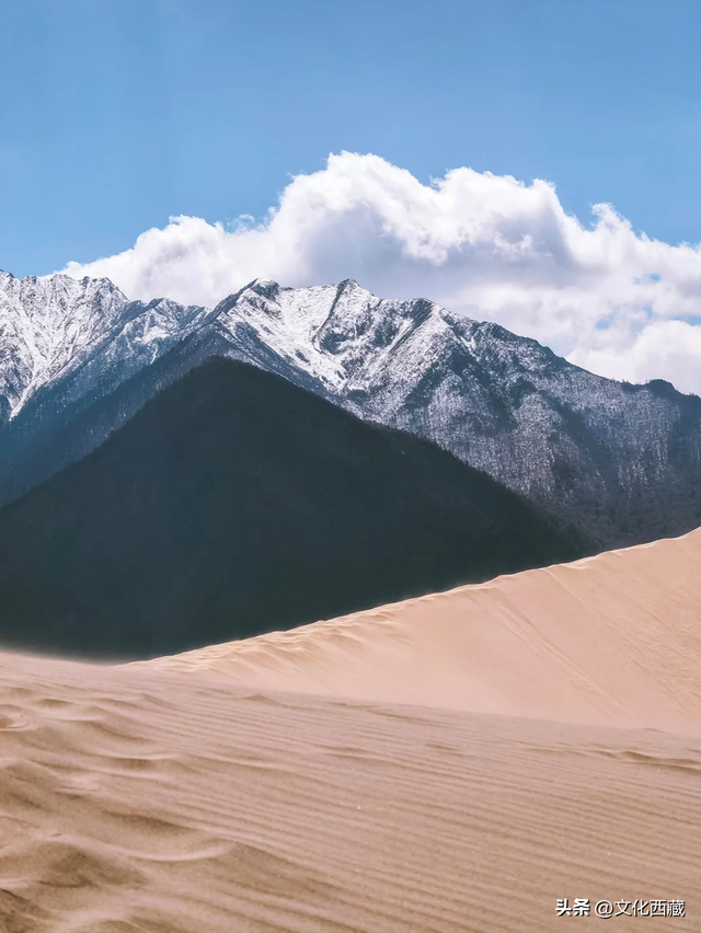 对不起，这看日照金山、流星、沙漠和雪山同框的宝藏地，我写晚了！
