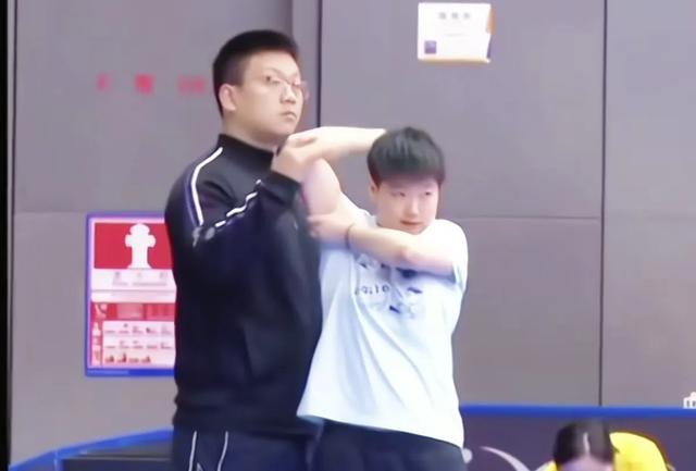 横滨冠军赛 孙颖莎身边终于有他陪伴了！没想到他对莎莎这么重要