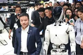 在史上最紧凑的上海车展，何小鹏搬出了他的钢铁车模图片