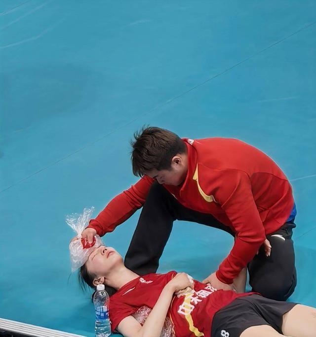 江苏女排四连胜，但整体实力下滑明显，吴梦洁躺地不起太让人心疼