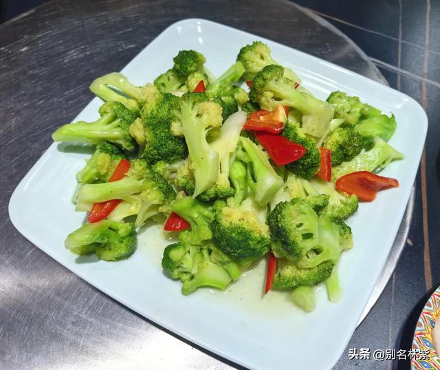 内蒙出发新疆，往返22天，5个人吃饭花4687元，网友问每天吃糠吗