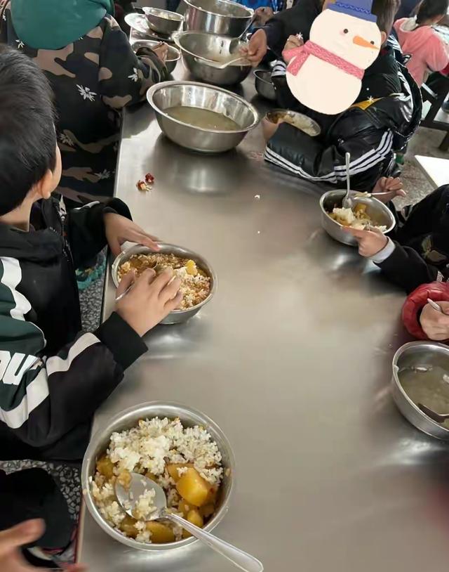 北京下了死命令	，2027年底前，所有中小学必须告别“校外配餐”