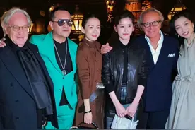 章泽天现身威尼斯！身材比例优越，模样变化大，和章子怡同站C位图片