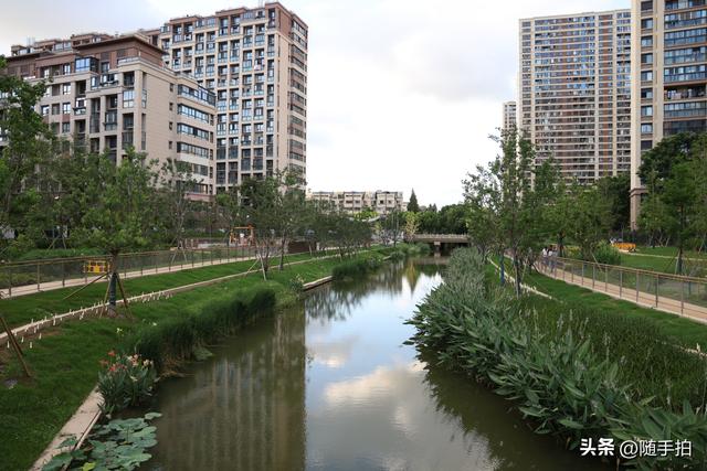 实拍江苏苏州昆山花桥梅浦河海绵城市公园，“会呼吸”的绿地