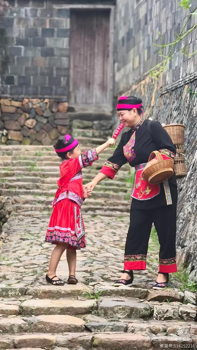 彩色旅图|光影里的霞浦:馒头山、下尾岛,半月里的畲族小姑娘