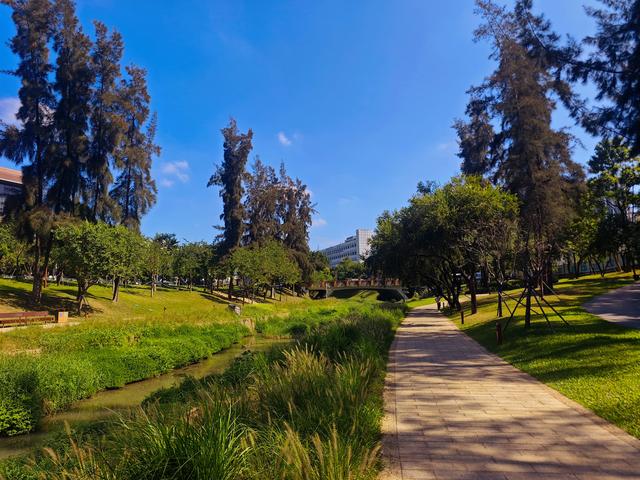 从学苑大道入大沙河绿过大学城后进深圳弯公园流花山景点【高清】