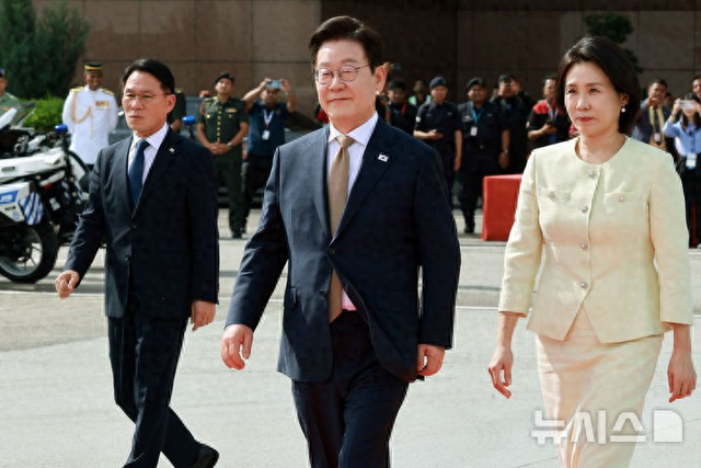 韩国第一夫人惊艳了埃及！59岁穿丝绸收腰裙，小腹凸起也难掩风韵