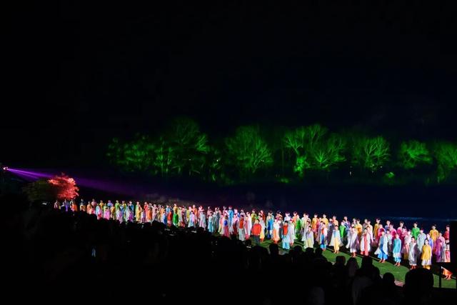 演出散场后，我在印象大红袍被“正式收编”为一匹马，真实写照，过于好笑！