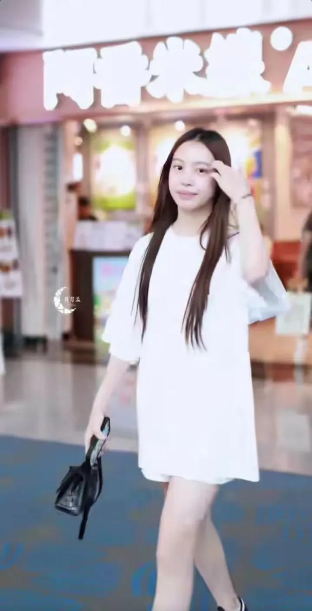 小四月都长这么大了，像爸爸黄有龙多一点，但大眼睛像小燕子