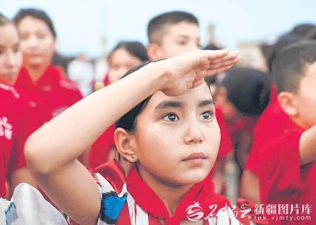 写在自治区第九次民族团结进步表彰大会召开之际——石榴花开遍天山