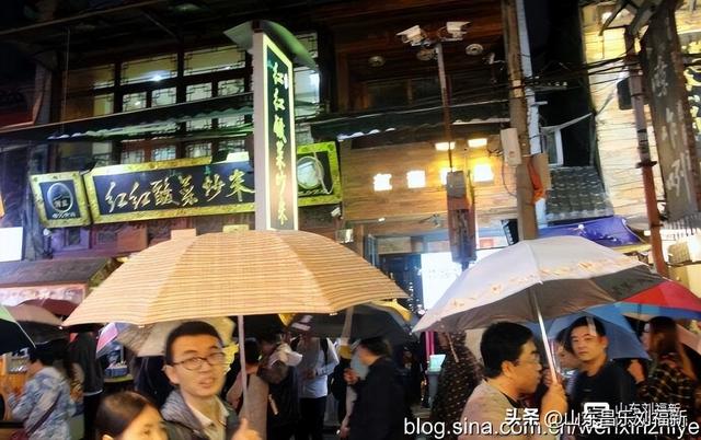 秋雨中的“西安回民街”街市（“陕西之旅”之六）