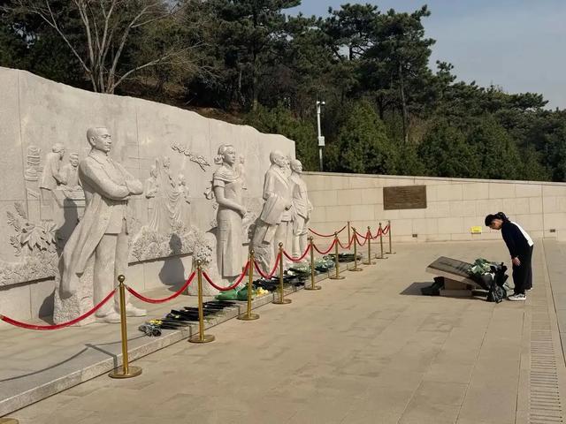 凭吊北京西山无名英雄纪念广场