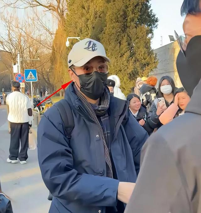 朱媛媛去世不到1年	，52岁辛柏青现身春晚彩排，恶心的一幕出现了