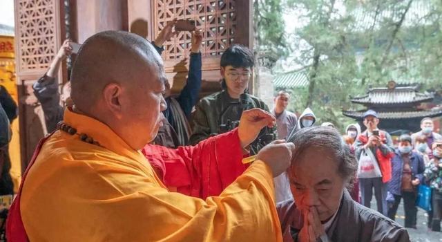 拔萝卜带泥！释永信倒台后，最惨的不是女明星，而是捐了46亿的他