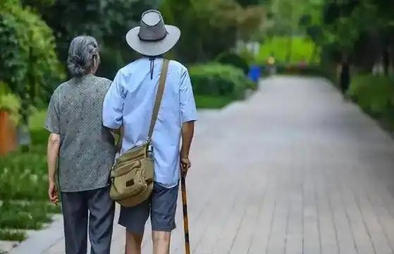 老人越散步命越短？专家：老人散步，这3点千万多留意，别不听劝