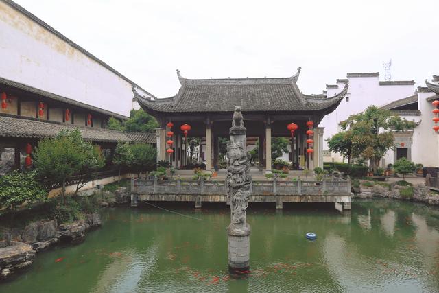 安徽歙县有一座徽商大宅院，雕梁画栋尽显风华，是徽州文化的圣殿