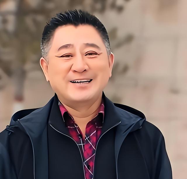 他是央视金牌主持人，57岁才结婚，娶北师大教授，气质高贵还漂亮