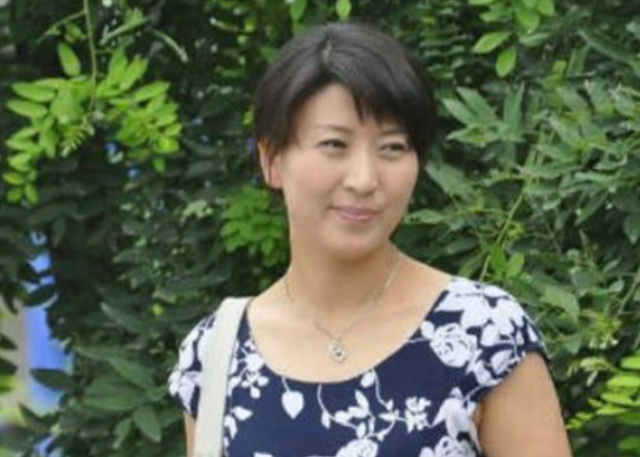 一顿饭11个菜，客厅大得能打球	，哭穷的闫学晶害惨“啃老”的儿子