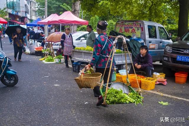 安顺市有个民生市集全年无休，烟火气息浓厚，每天还有人跳民族舞