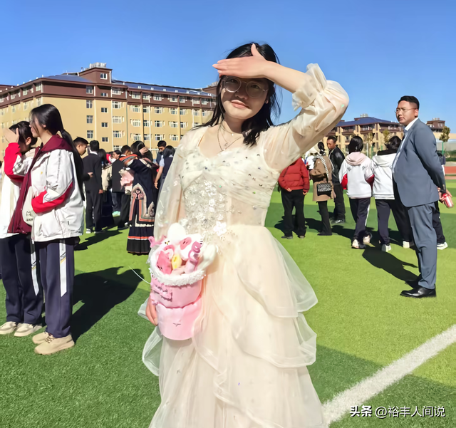 四川高三女孩杜彬洋去世！仅18岁，刚被川北医学院录取，弟弟立碑