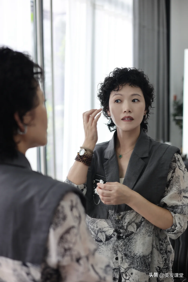 三种很流行的女生烫发发型， 慵懒蓬松很优雅，极具高级感