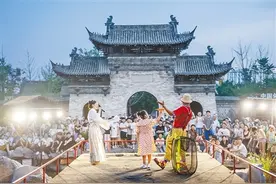 郑州：夏日夜游樱桃沟 浪漫不夜城图片