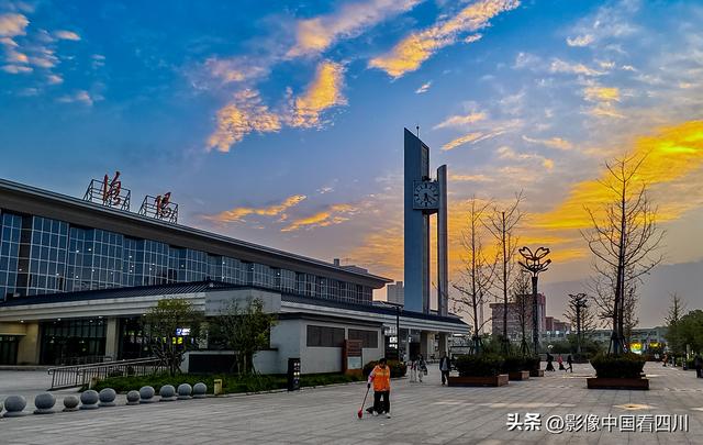河南洛阳火车站：云蒸霞蔚美如画
