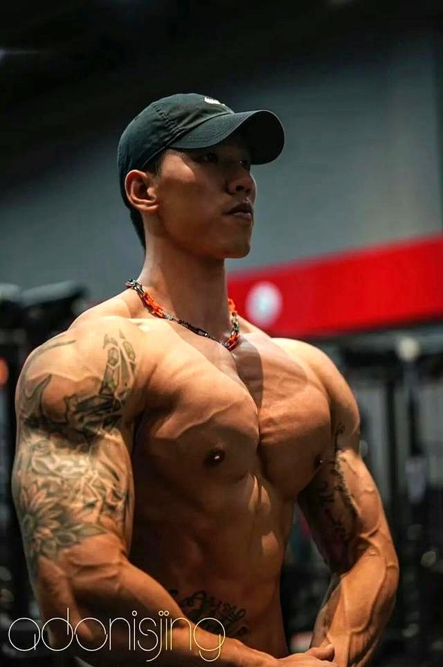 身高187的健身肌肉男网红，野外写真秀身材颜值，简直绝绝子