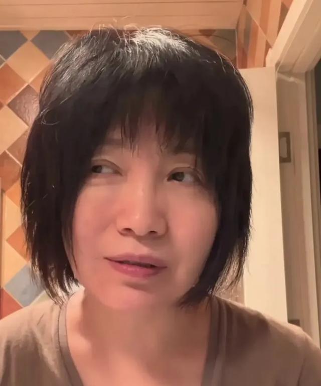 6上春晚，与恩师同居后怀孕，被骗流产	，如今57岁准备孤独终老