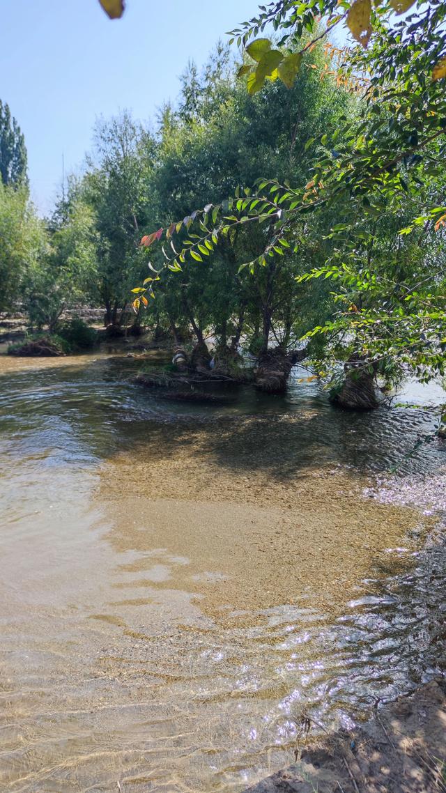 呼和浩特哈拉沁沟，一条小河从两山峡谷流出，步行只能走小路