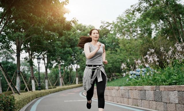 比慢跑更燃脂的3种运动，专减大肚腩，坚持6周时间，腹部变得平坦