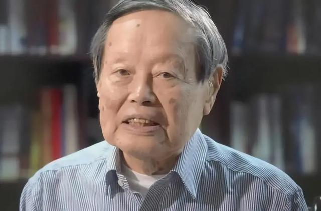 被世人误解的杨振宁，贡献有多大？比肩牛顿，诺奖都不是他的巅峰