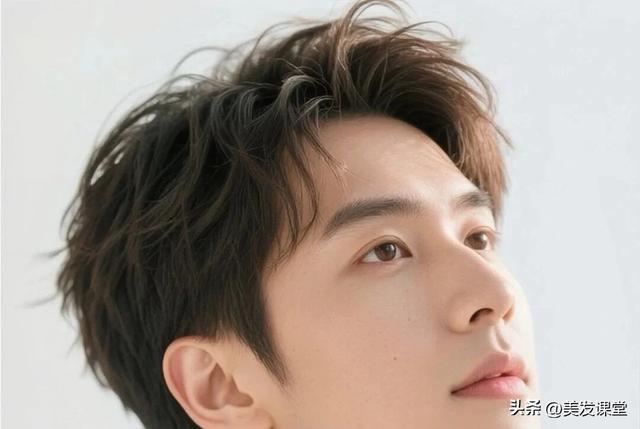 男生选对发型太重要了，剪个短发清爽又精神，出门不费时间打理