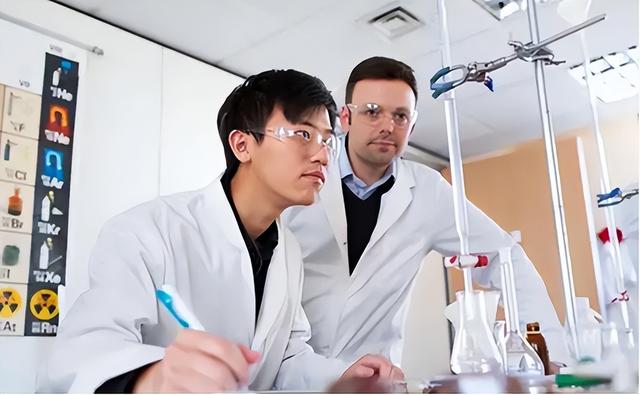 美国成人才坟场？2万名科学家集体离美，外媒破防：给中国做嫁衣