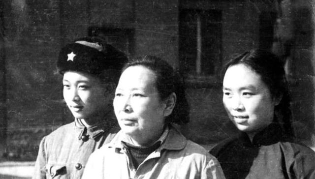 开国大典，她扶毛主席登天安门功成身退，周总理叫住：你站我身边