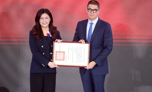 郑丽文不装了？国台办回应武统后，郑丽文宣称：绝不放弃武力保台