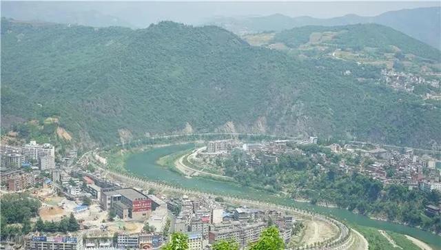 陕西秦岭小县城，坐绿皮火车比开车自驾快，还藏中国唯一自然奇观