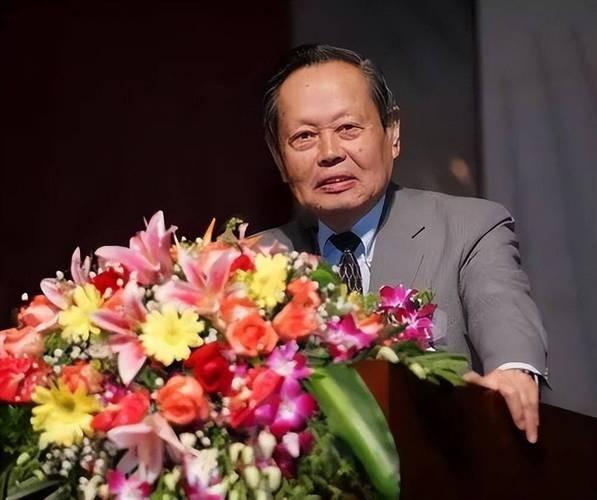 杨振宁追悼会曝光！墓外排百米长队，翁帆眼哭肿了，三子神情哀痛