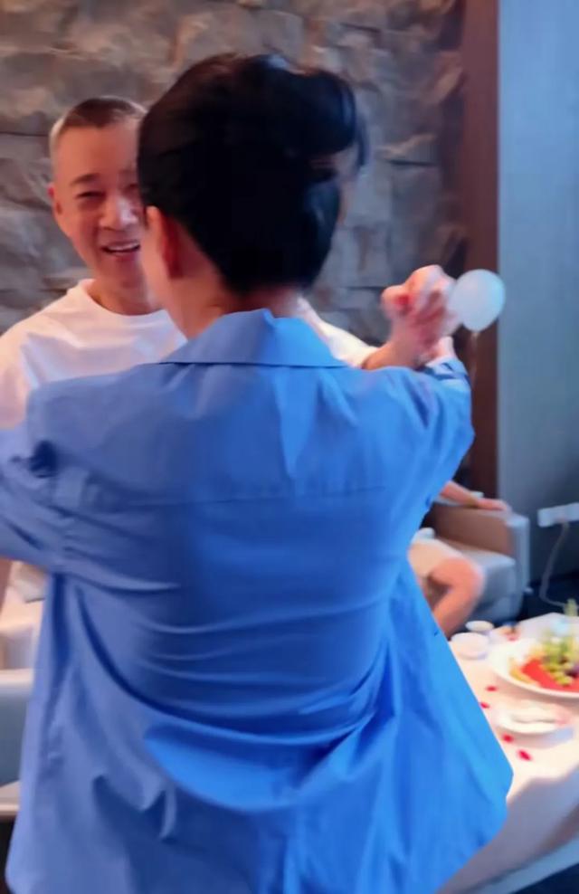 49岁李煜庆祝生日，68岁张丰毅罕见亮相，啜妮和连奕名低调现身！