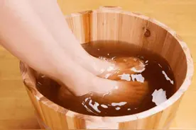 脚底这个“长寿穴”，泡脚时按一按，既引火下行，又温补肾阳图片