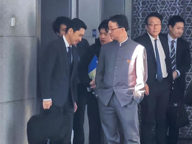 高市还没道歉，中日又出现新争端，日本要求解释 中方为何双手插兜