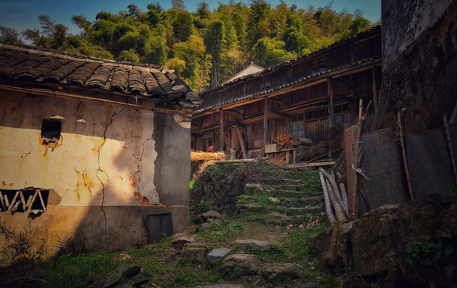 我国最神奇村庄，一天能看三次日出	，云南黎明村到底有多神奇？