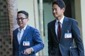 香港豪门齐聚内地，李泽楷笑容满面，何超琼素颜现身！合影很低调图片